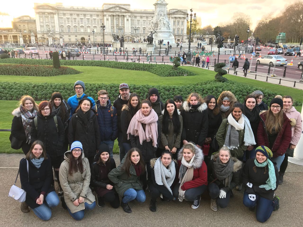 Gruppenfoto vor dem Buckingham Palace
